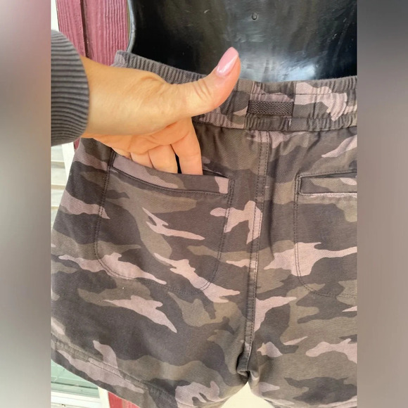 Athleta Camo Farallon Short, Black Olive Camo SIZE 0
#566687 01002 preloved - Picture 6 of 8